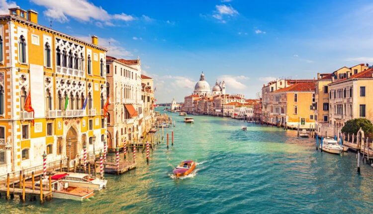 Canal Grande e la Basilica Santa Maria della Salute a Venezia | Turismo Viaggi Italia
